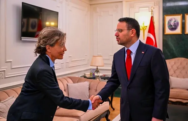 bakan-gurlek-behcet-oktayin-ailesiyle-gorustu-1786010882103.jpg