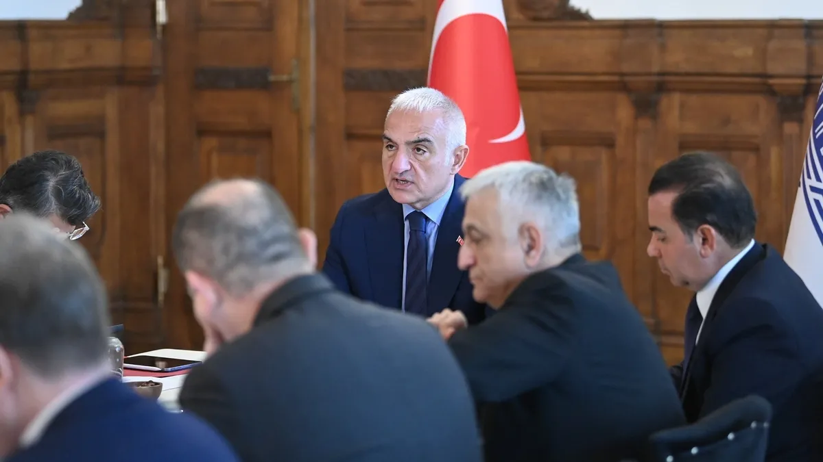 Bankacılık ve turizm zirvesinde kritik buluşma: Yaz sezonu masaya yatırıldı Bankacılık ve turizm zirvesinde kritik buluşma: Yaz sezonu masaya yatırıldı