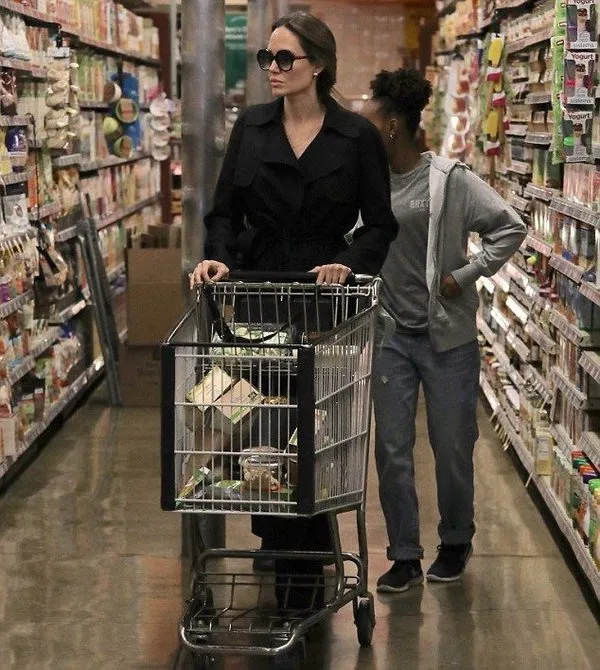 Angelina Jolie alışverişte görüntülendi