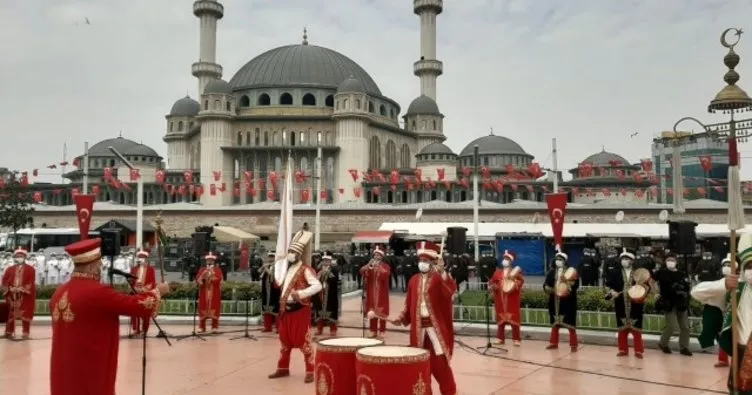 İstanbul’un düşman işgalinden kurtuluşunun 97. yıl dönümü Taksim’de törenle kutlandı