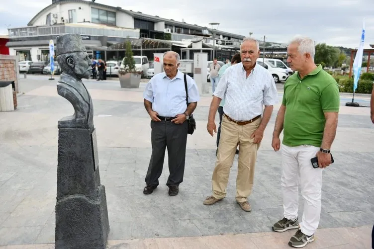 CHP’li belediye Atatürk’e benzemeyen heykel yaptırdı: Vatandaşlardan tepki yağdı! Heykeltraşın savunması pes dedirtti...