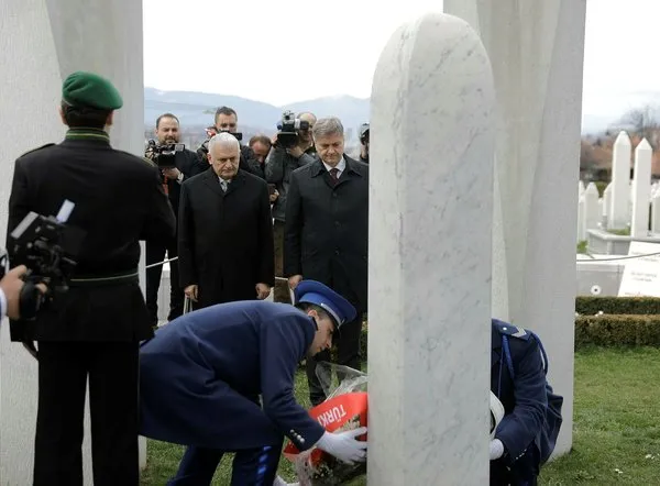 Başbakan Binali Yıldırım Bosna Hersek'in ilk Cumhurbaşkanı İzzetbegoviç'in kabrini ziyaret etti