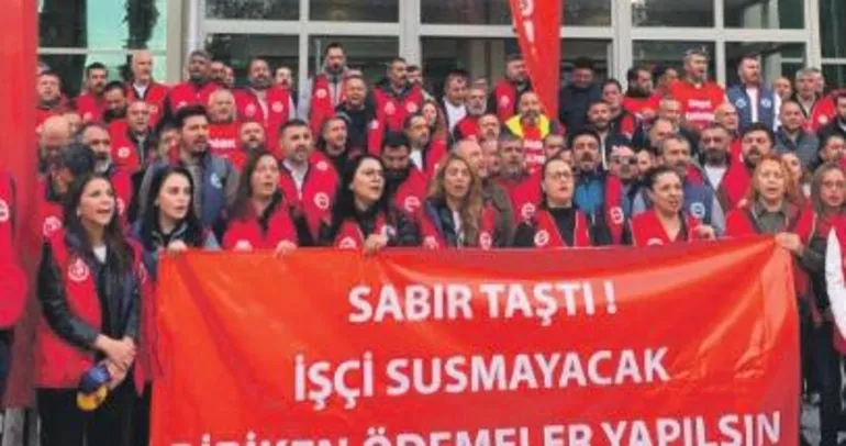 Çıplak maaşa, çıplak ayaklı protesto