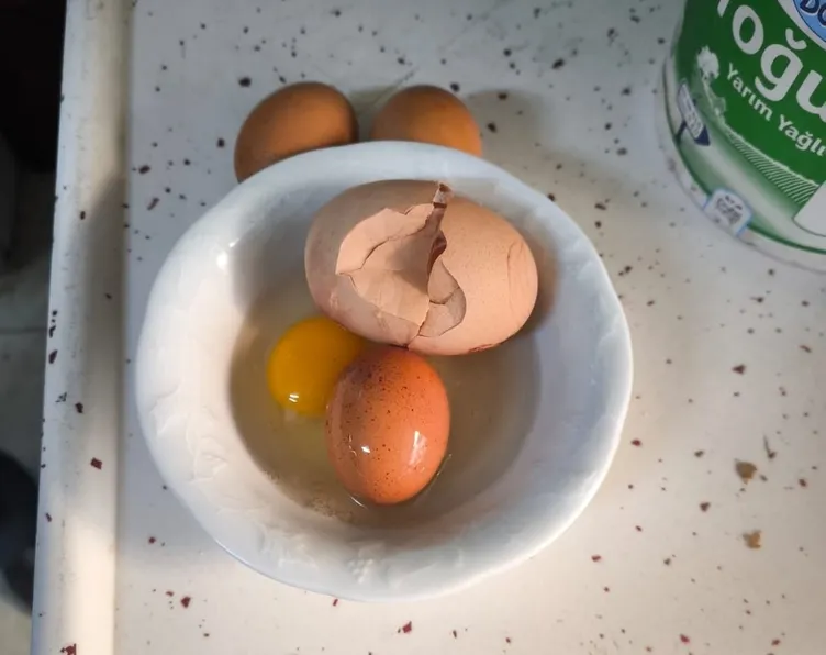 Yumurtayı kırdığında gözlerine inanamadı: İçinden bir yumurta daha çıktı!