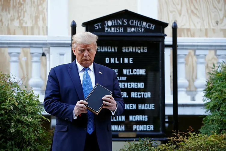 Son dakika! ABD kaosun pençesinde! Trump elinde incil ile...