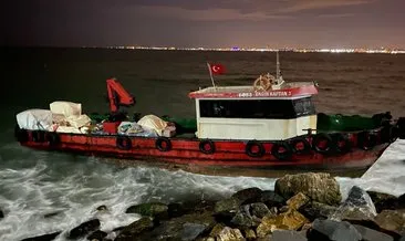 Kadıköy’de korku dolu anlar! Balıkçı teknesi karaya oturdu, 2 kişi mahsur kaldı!