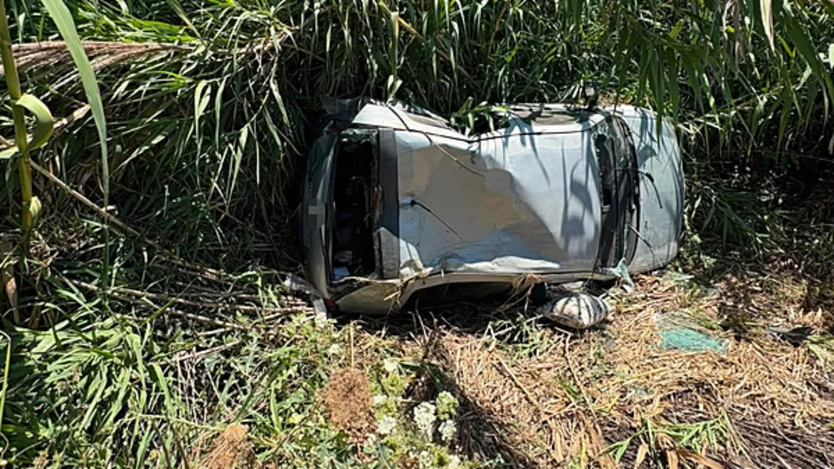 Antalya’da otomobil bahçeye devrildi: 2 yaralı Antalya’da otomobil bahçeye devrildi: 2 yaralı