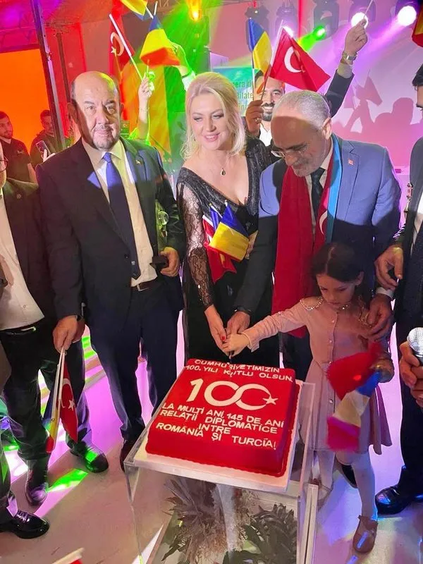 yalcin-topcuya-turk-dunyasina-hizmet-odulu-1698936995296.jpg