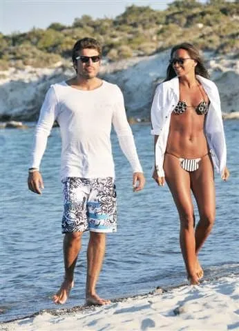 Çeşme'de aşk, romantizm ve sörfün tadını çıkarıyorlar