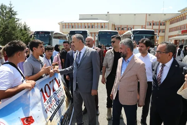 agridan-200-ogrenci-canakkale-ve-ankaraya-tarih-yolculuguna-ugurlandi-1786543778296.jpg