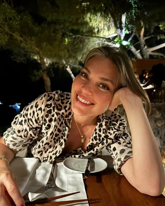 Annelik güzelliğine güzellik kattı! Aslı Enver’in sergi şıklığı hayran bıraktı!