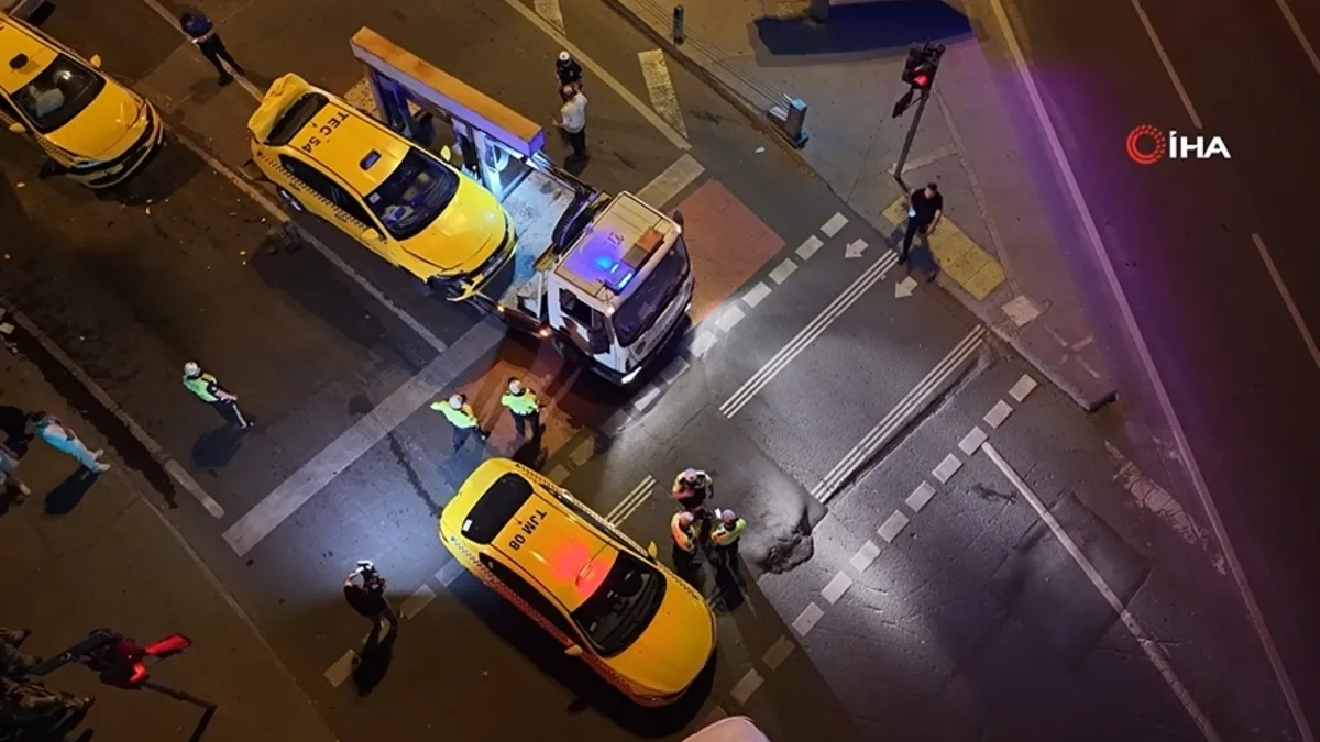 Beyoğlu’nda 8 aracın karıştığı kazada 5 kişi yaralandı Beyoğlu’nda 8 aracın karıştığı kazada 5 kişi yaralandı