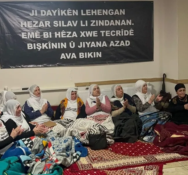 kirli-ortaklikta-yeni-perde-dem-partinin-ocalan-eylemine-chpden-ziyaret-1707409570627.jpg Kirli ortaklıkta yeni perde! DEM Parti'nin Öcalan eylemine CHP'den ziyaret