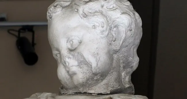 Eros başı İstanbul Arkeloji Müzesi’ndeki lahtine kavuştu