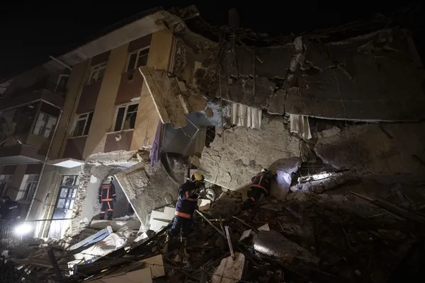 son-dakika-ankarada-dogalgaz-patlamasi-cok-sayida-apartman-sakini-gocukten-kurtarildi-1637267902433.jpg