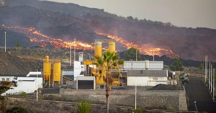 La Palma Adası’ndaki volkandan çıkan lavlar 90 evi daha yakıp geçti