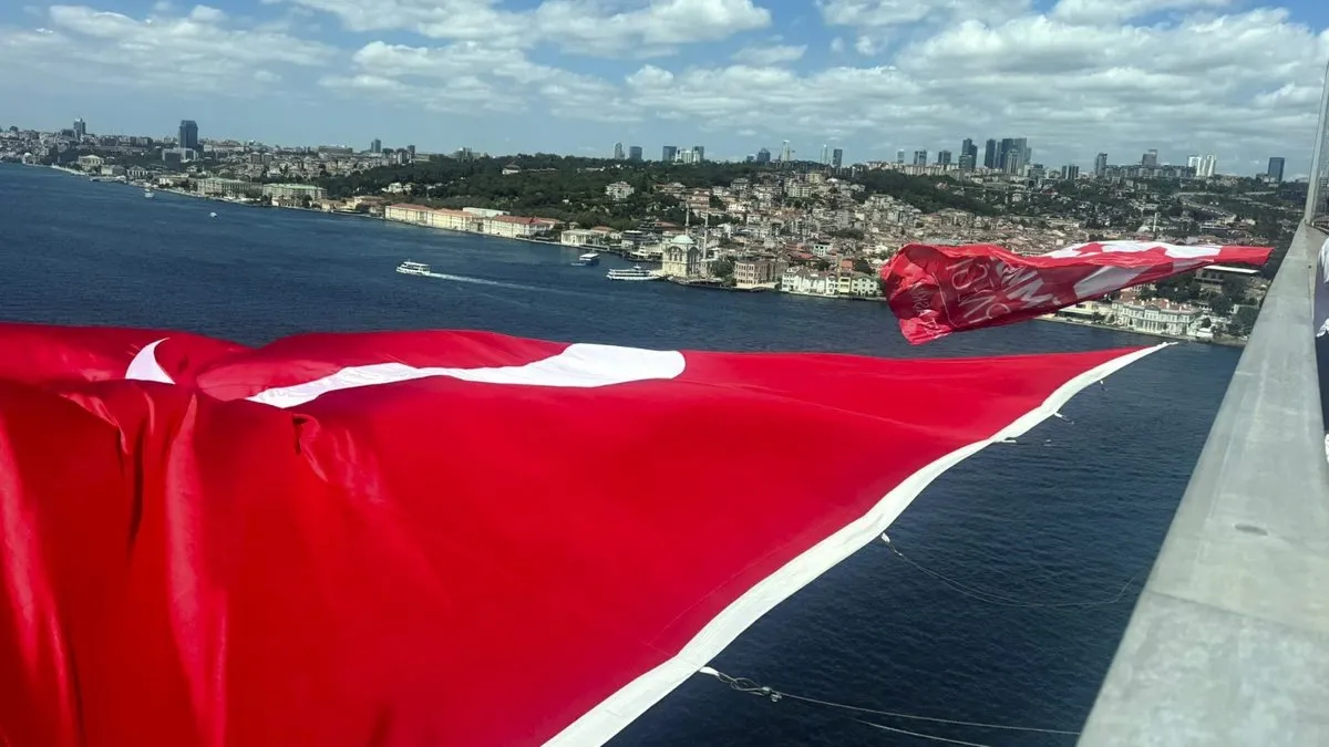 15 Temmuz Şehitler Köprüsü’ne dev Türk bayrağı asıldı