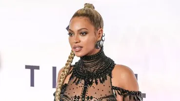 Dünyaca ünlü şarkıcı Beyonce'nin konseri felaketle sonuçlanıyordu! Arabası yan yatıp havada asılı kaldı... 
