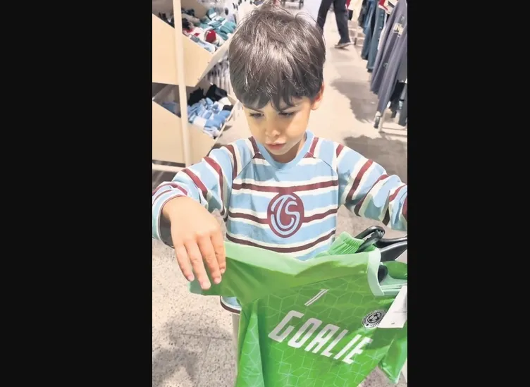 Ozan Tufan bunu beklemiyordu! Minik oğlu bakın hangi futbolcuya hayran kaldı...