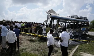 Hindistan’da korkunç kaza: Kamyonla yolcu otobüsü çarpıştı