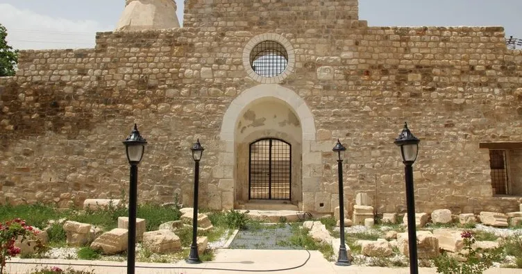 Taç kapısıyla ünlü asırlık cami, süslemeleriyle de dikkati çekiyor