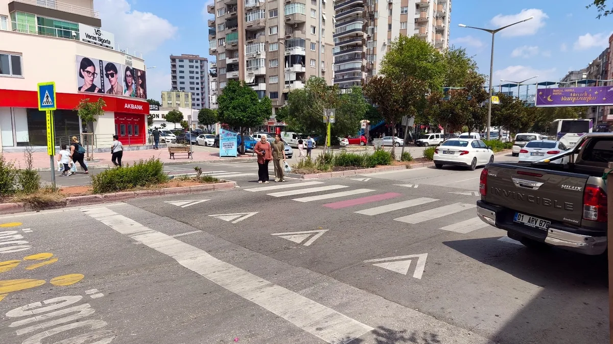 Yaya geçidi üzerinde minibüsün çarptığı kadın öldü Yaya geçidi üzerinde minibüsün çarptığı kadın öldü