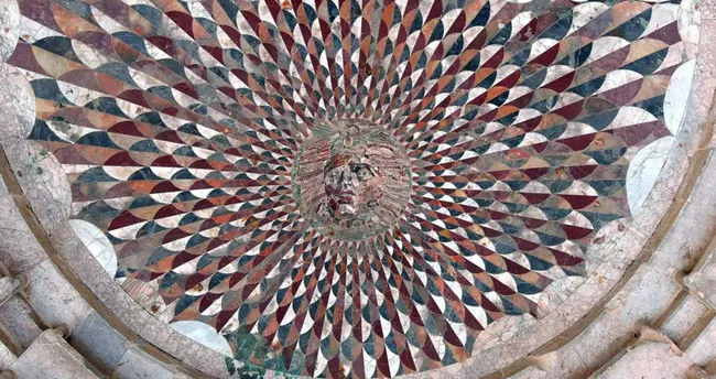 Medusa mozaiğinin üzeri kış şartlarından korunması için örtülecek