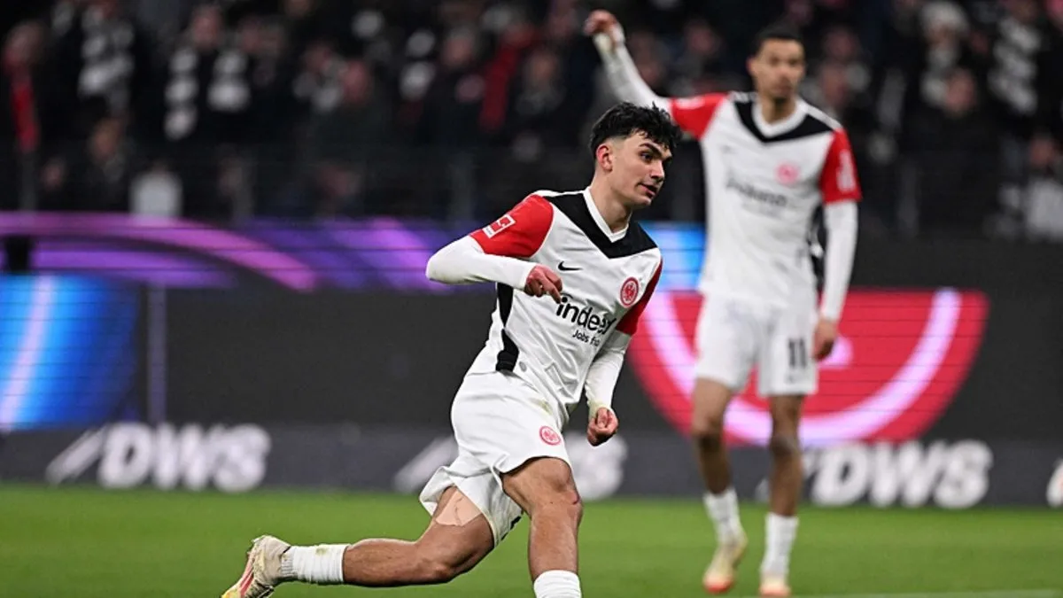 Can Uzun attı, Eintrach...                    </div>
                    <div class=