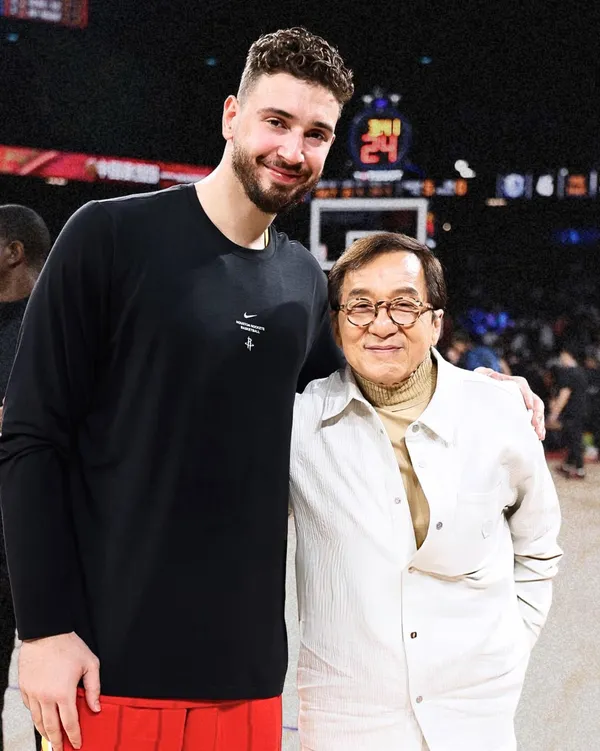 nba-yildizi-alperen-sengun-cocukluk-hayaline-kavustu-dunaya-unlu-oyuncu-jackie-chanden-milli-gururumuza-anlaml-1791776772592.jpg