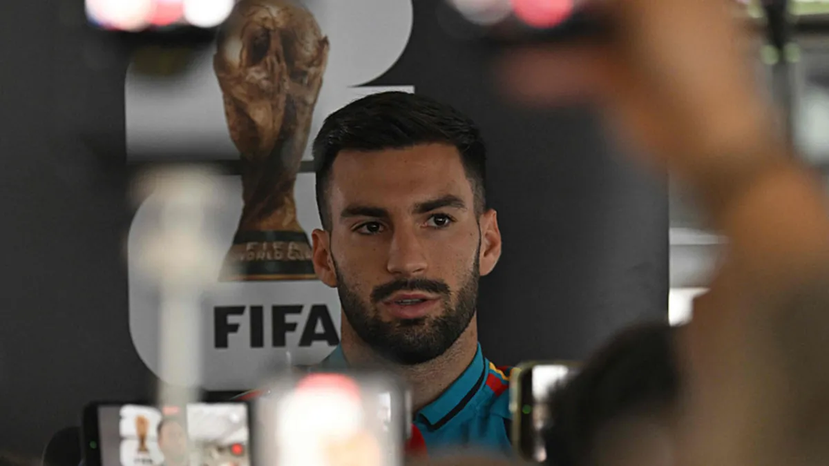 Alex Baena İspanya Milli Takımı formasıyla poz veriyor.