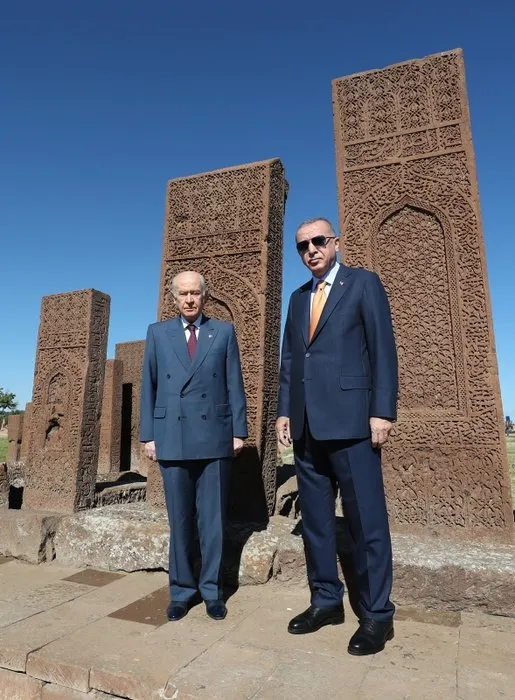 Başkan Erdoğan'dan Malazgirt Zaferi kutlamaları öncesi Ahlat Selçuklu Meydan Mezarlığı'na ziyaret