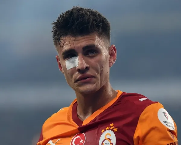 son-dakika-galatasarayli-kazimcan-karatasa-cakmak-atan-taraftar-gozaltina-alindi-1764660799006.jpg