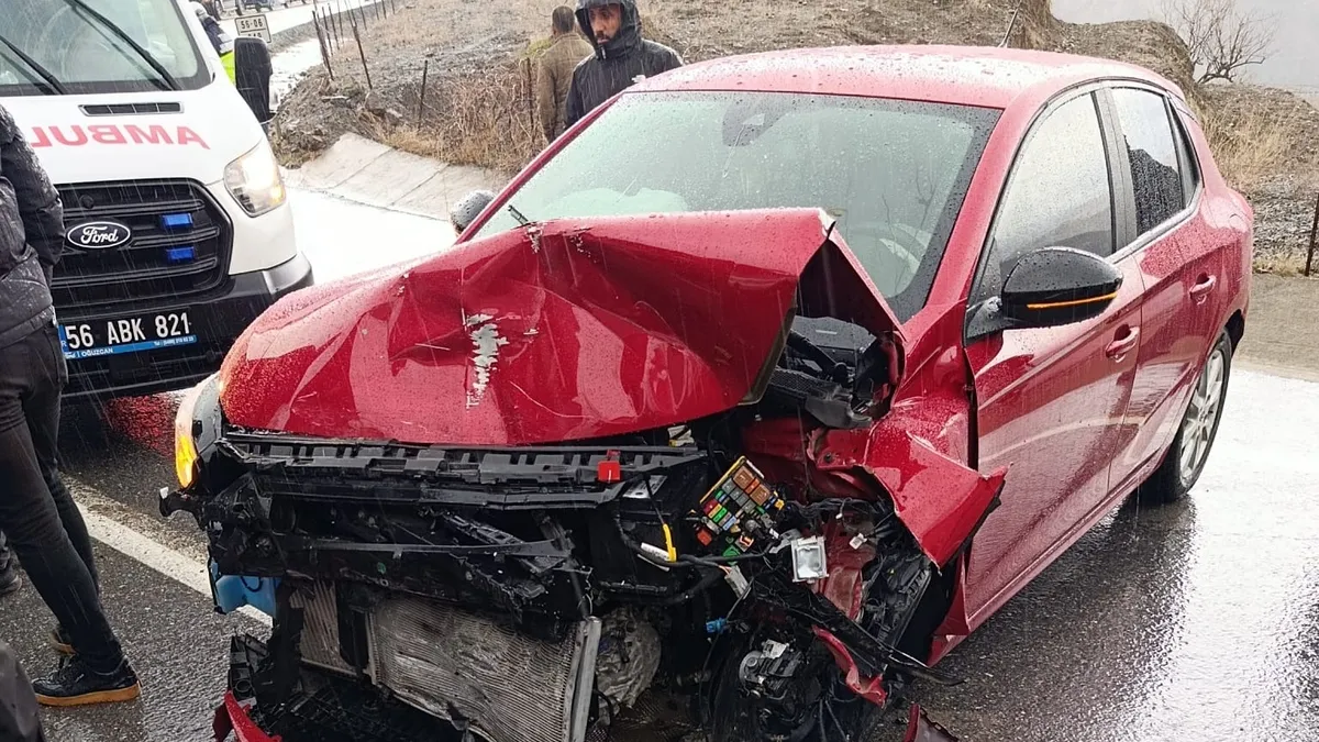 SON DAKİKA | Siirt’te feci kaza: Öğrenci servisi ile otomobil çarpıştı! 6 yaralı SON DAKİKA | Siirt’te feci kaza: Öğrenci servisi ile otomobil çarpıştı! 6 yaralı