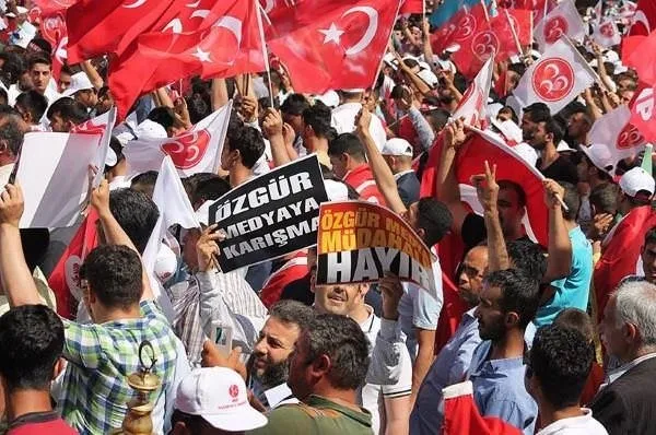 Birbirine zıt 4 partiden ortak pankart
