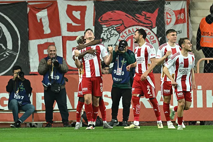 samsunsporu-maglup-eden-antalyaspor-emre-belozoglu-ile-kazanmaya-devam-ediyor-1743881348765.jpeg