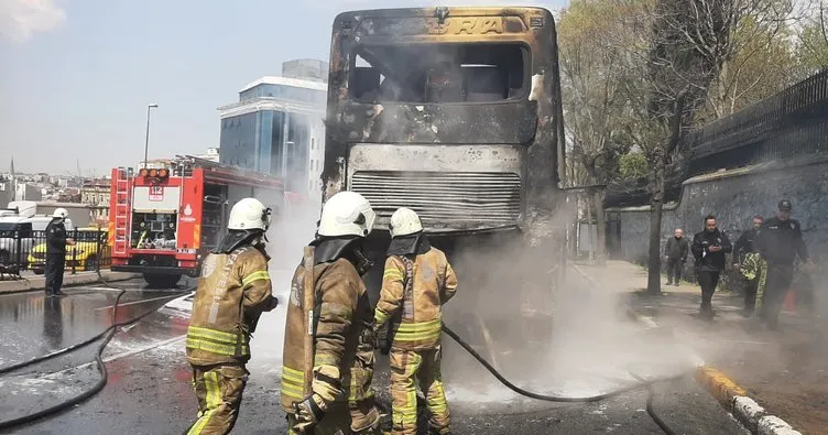 Son dakika: Çift katlı İETT otobüsü yandı! İçinde yolcular bulunuyordu