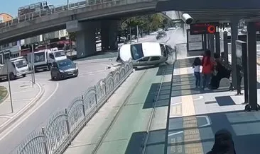 Tramvay yolunda hız yapan otomobil yolcu dolu durağa saplandı