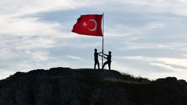 turk-bayragi-2-saatlik-tirmanisla-yenilendi-1781263623701.jpg