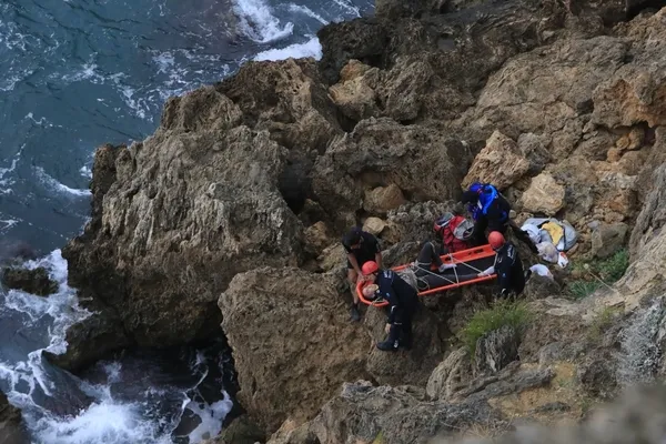 Falezlerden düşen kişi için yapılan kurtarma çalışması