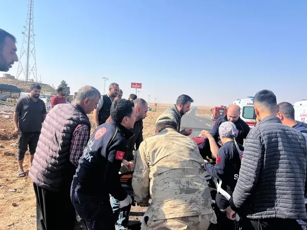 viransehir-sanliurfa-yolunda-feci-kaza-5-kisi-agir-yaralandi-1762686943944.jpg