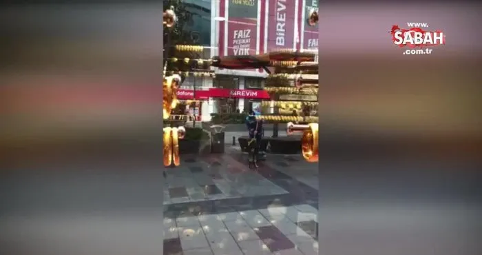 İstanbul Arnavutköy’de sokak köpeğinin yürekleri ısıtan süpürgeli masaj keyfi kamerada | Video