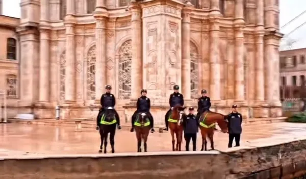 istanbul-emniyetinden-film-gibi-yilbasi-klibi-havada-karada-denizde-huzur-ve-guven-mesaji-verdiler-1735650281324.jpg