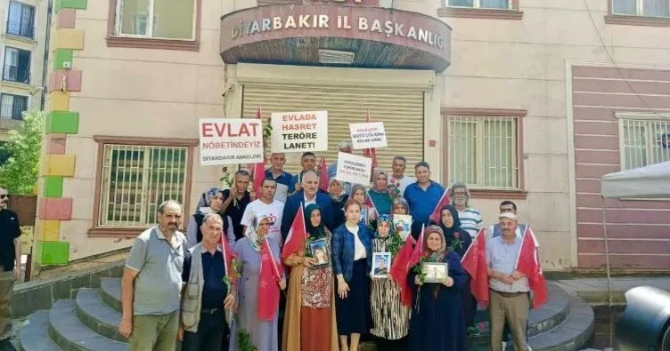 İlk ziyaretini annelere yaptı