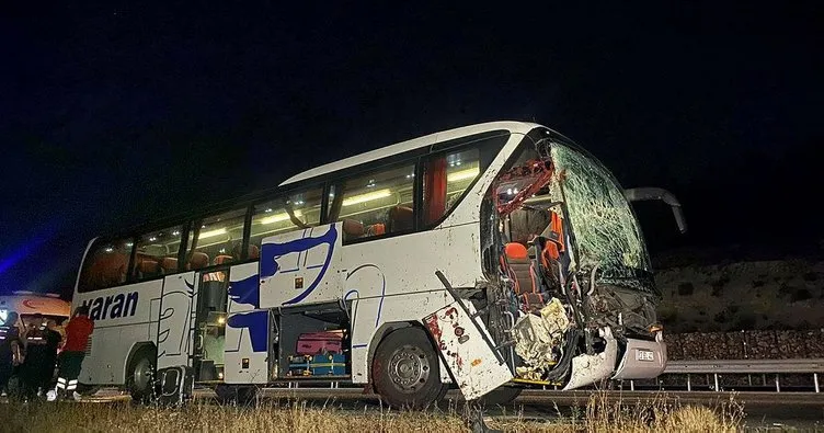 Yolcu otobüsü tıra çarptı: 1’i ağır 15 yaralı