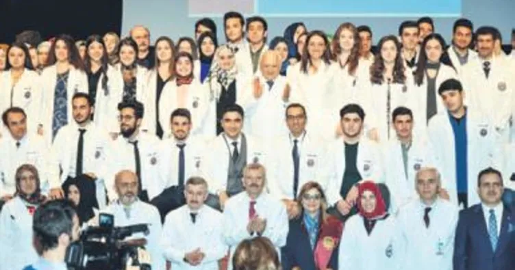 Mekteb-i Tıbbiyeliler önlük giydi