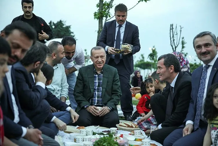 Başkan Erdoğan vatandaşlarla Zeytinburnu sahilde iftar yaptı