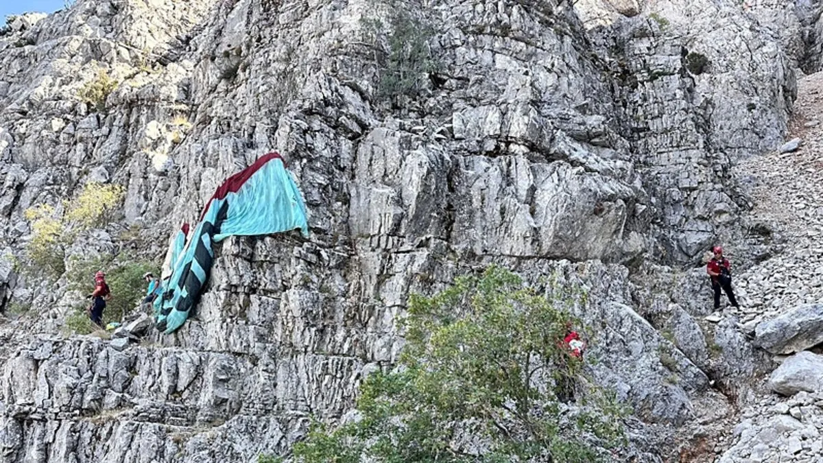 Muğla’da yamaç paraşütçüleri kayalıklara düştü: 5 saat sonra kurtarıldılar! Muğla’da yamaç paraşütçüleri kayalıklara düştü: 5 saat sonra kurtarıldılar!