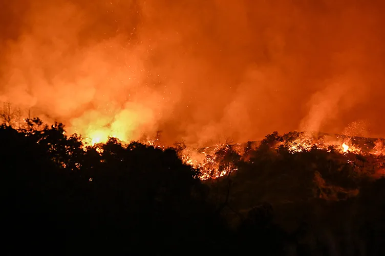 Los Angeles yangını Gazze’yi hatırlattı! Biden hükümetine İsrail eleştirisi: İHA yangın söndürme uçağına çarptı