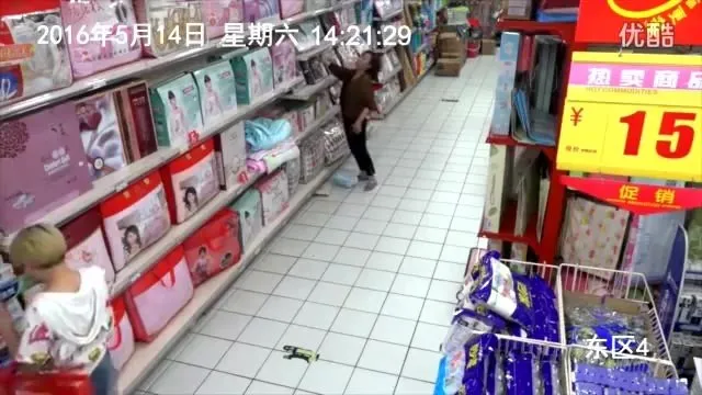 Markette cin çarpması kameraya yakalandı