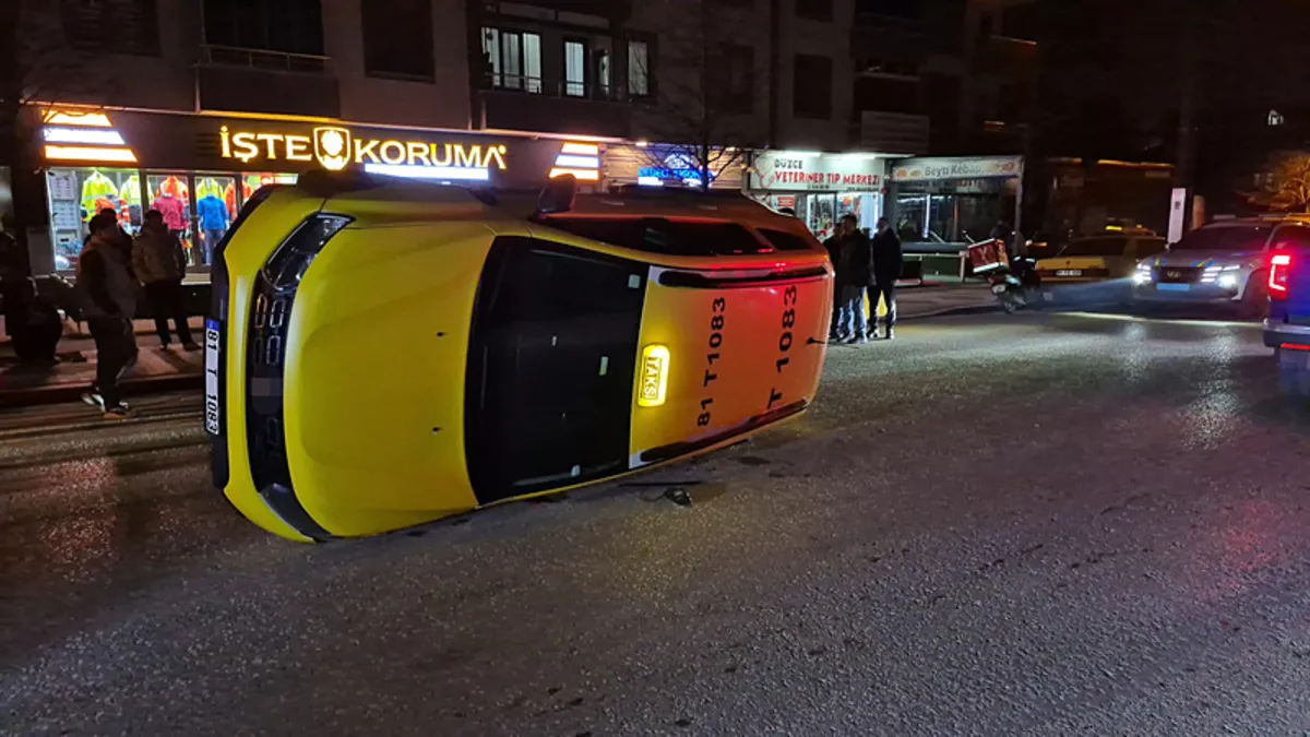 Sıkışan trafikte kontrolden çıkan taksi yan yattı Sıkışan trafikte kontrolden çıkan taksi yan yattı